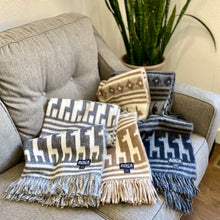 Load image into Gallery viewer, Alpaca Wool Throw Blanket - Alpaca Design